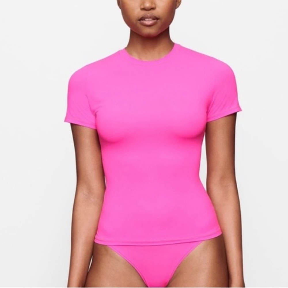 Skims fits everybody pink T shirt